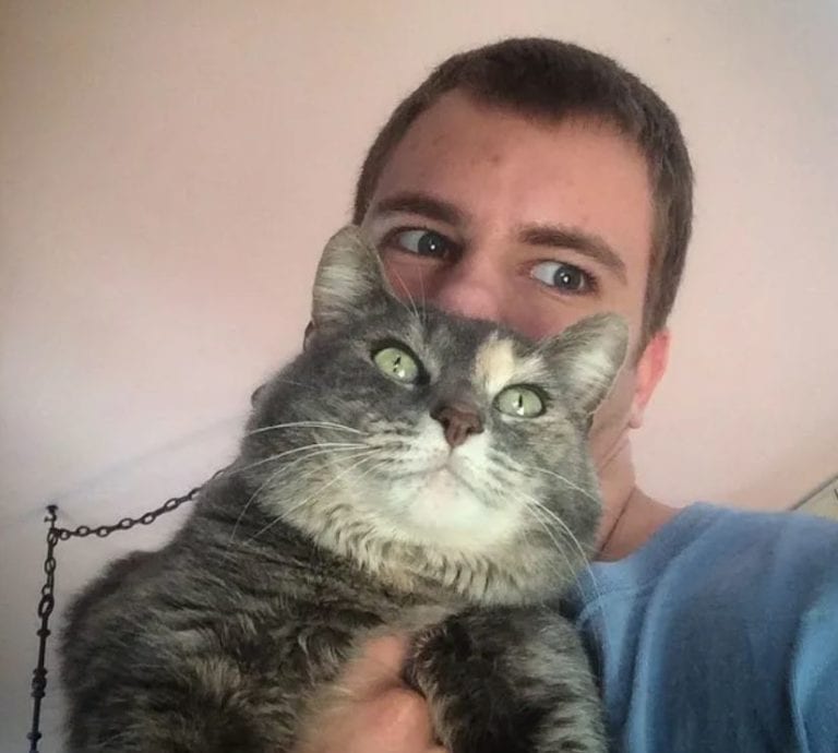 teen-couldn-t-find-a-date-for-the-prom-so-he-took-his-cat-instead-01