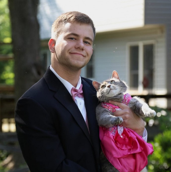 teen-couldn-t-find-a-date-for-the-prom-so-he-took-his-cat-instead-02
