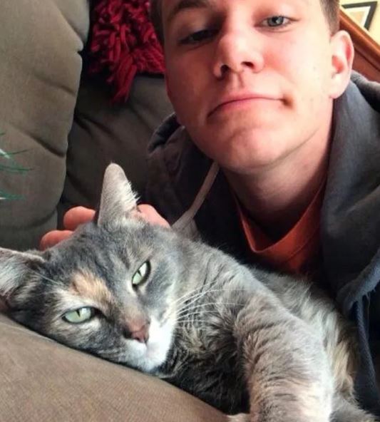 teen-couldn-t-find-a-date-for-the-prom-so-he-took-his-cat-instead-04