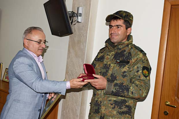 Героят на Сандански! Наградиха военния, спасил живот, докато става татко | Вяра - Информационен всекидневник на Югозападна България