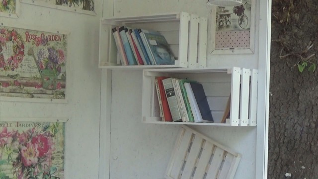 Автобусните спирки в Алфатар – във винтидж стил, с картини и книги - bTV  Новините
