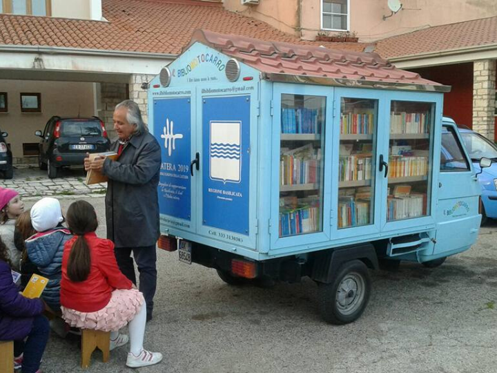 Este maestro jubilado lleva libros a aldeas remotas de Italia | Bien Común
