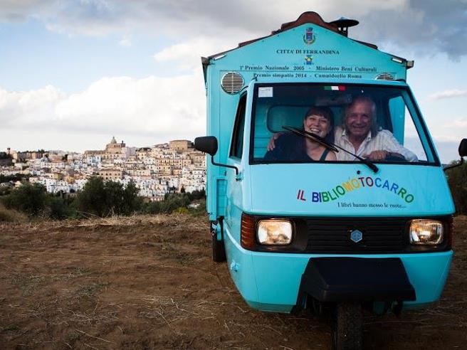 Matera, sulla Bbc il Bibliomotocarro, la biblioteca più piccola d'Italia - Corriere.it