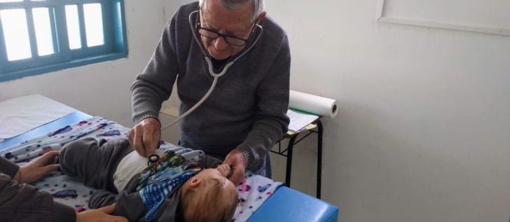 Ivan Fontoura, pediatra, atendiendo niños de escasos recursos en brasil