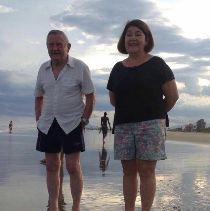 Ivan Fontoura y su esposa parados en la orilla del mar