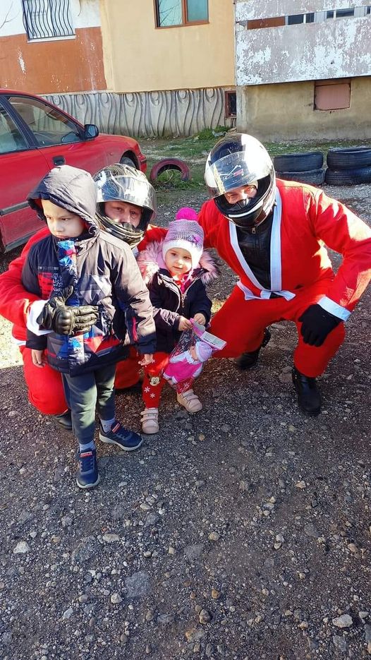 Мотористи в костюми на Дядо Коледа с шествие през Добрич, раздадоха  подаръци на много деца - 2021.12.19 - Забавни - новини от Добрич
