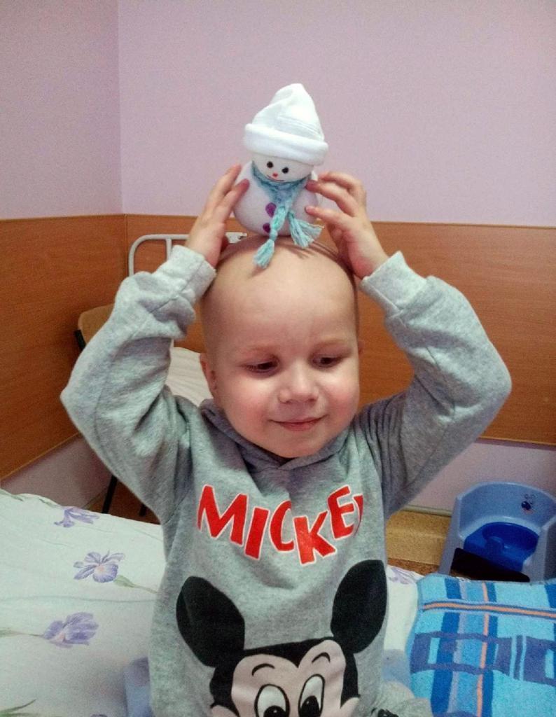 4-летний мальчик, больной раком, сам делал игрушки, чтобы накопить денег на лечение