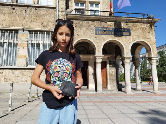 11-годишно момиче намери портмоне с пари и документи и го върна на собственика му - ШУМ.БГ