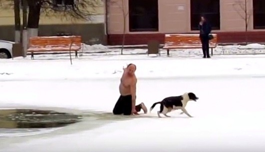 11-28-16-russian-man-saves-biting-dog-from-drowning-in-icy-pond4
