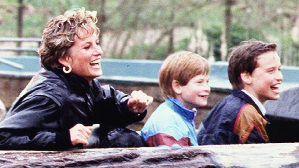 Princess Diana and Dodi Al Fayed love affair told in opera - BBC News