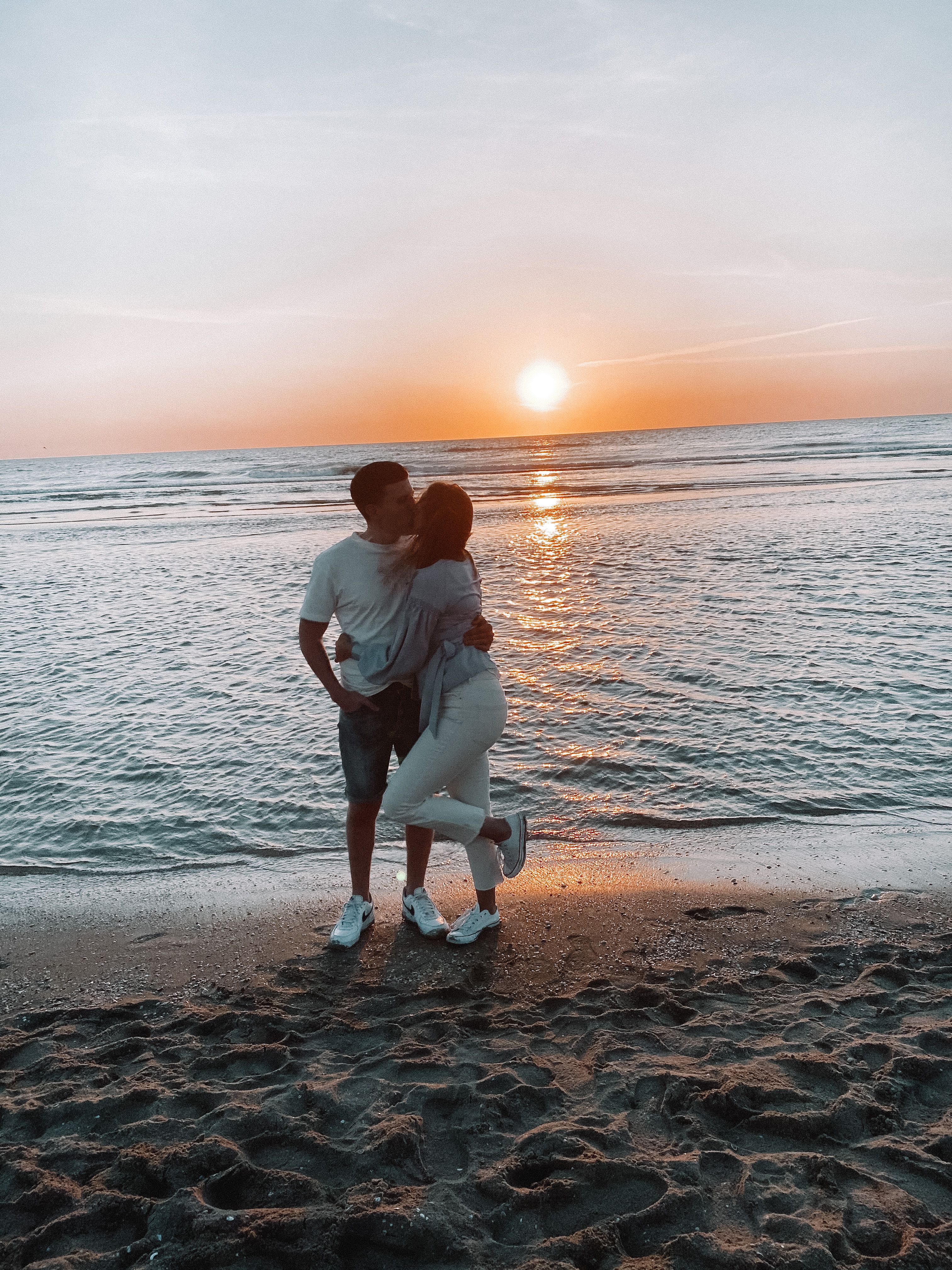 Sunset lovers | Beach pictures, Couple beach pictures, Sunset beach pictures