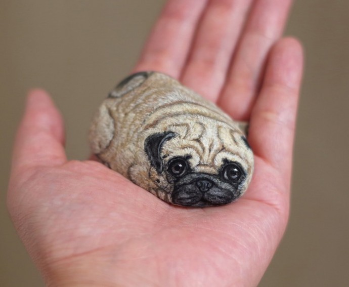 artist-transforms-found-stones-into-tiny-animals-that-fit-in-the-palm-of-your-hand-01-1
