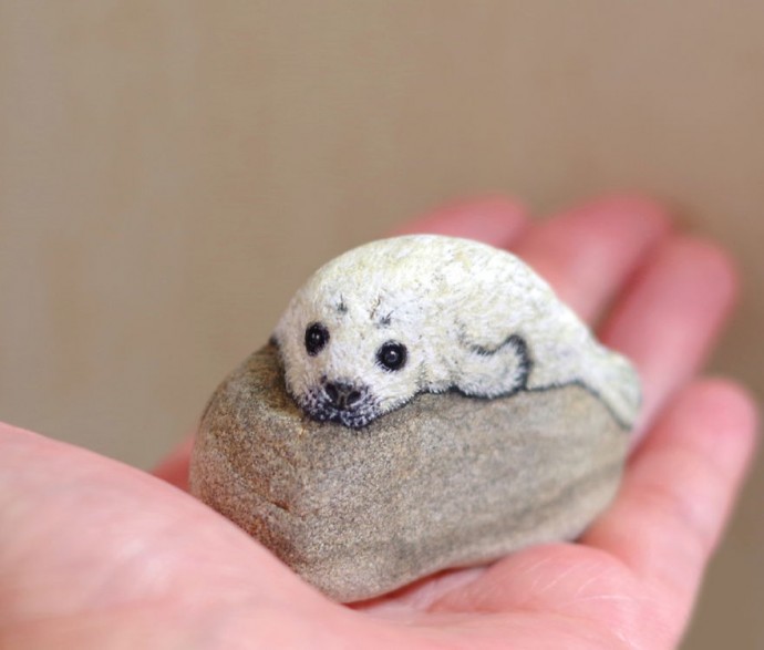 artist-transforms-found-stones-into-tiny-animals-that-fit-in-the-palm-of-your-hand-01-10