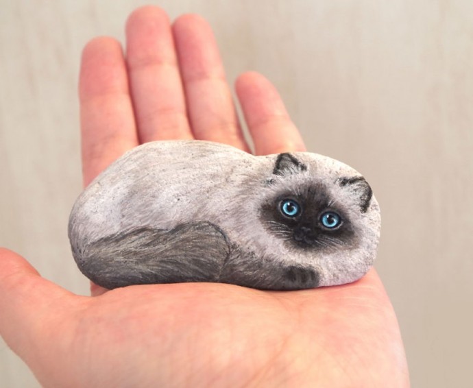 artist-transforms-found-stones-into-tiny-animals-that-fit-in-the-palm-of-your-hand-01-11