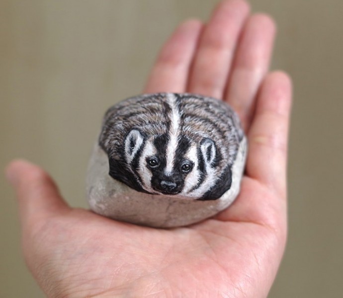 artist-transforms-found-stones-into-tiny-animals-that-fit-in-the-palm-of-your-hand-01-12