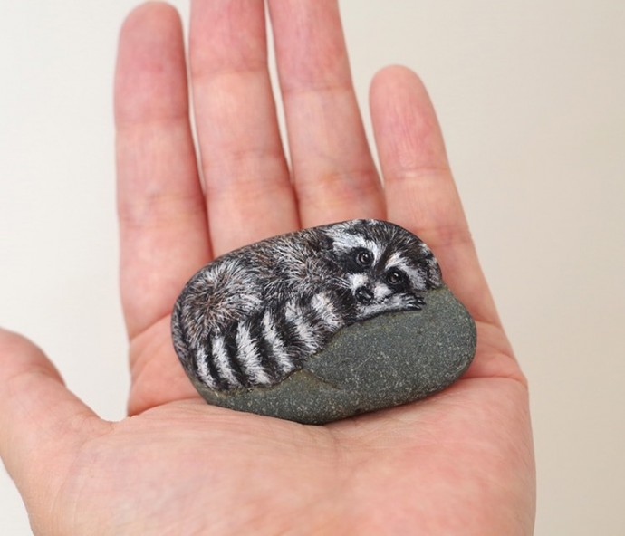 artist-transforms-found-stones-into-tiny-animals-that-fit-in-the-palm-of-your-hand-01-2