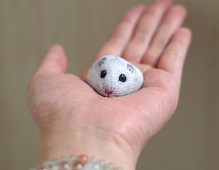 artist-transforms-found-stones-into-tiny-animals-that-fit-in-the-palm-of-your-hand-01-4