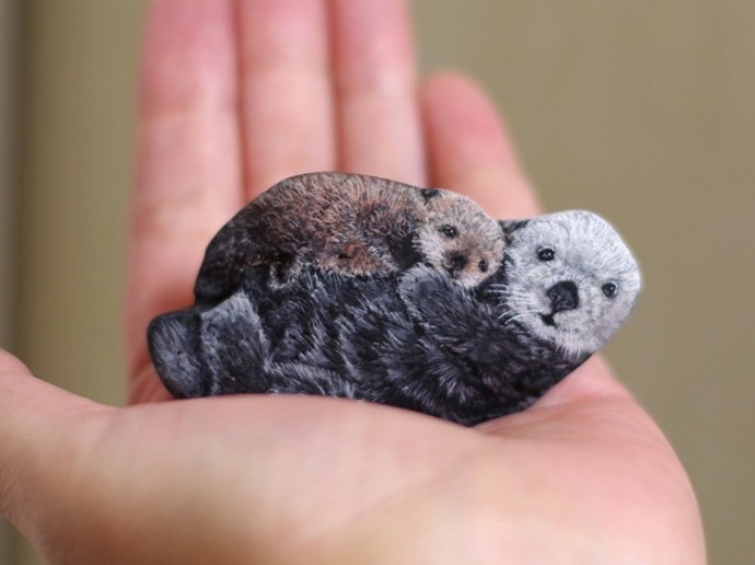 artist-transforms-found-stones-into-tiny-animals-that-fit-in-the-palm-of-your-hand-01-5