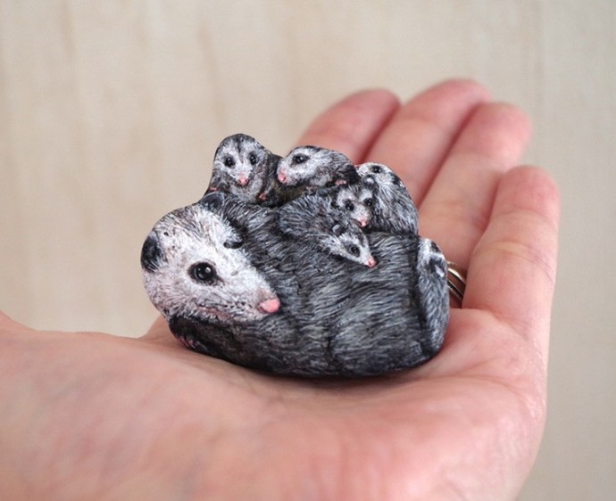 artist-transforms-found-stones-into-tiny-animals-that-fit-in-the-palm-of-your-hand-01-6