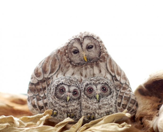 artist-transforms-found-stones-into-tiny-animals-that-fit-in-the-palm-of-your-hand-01-7