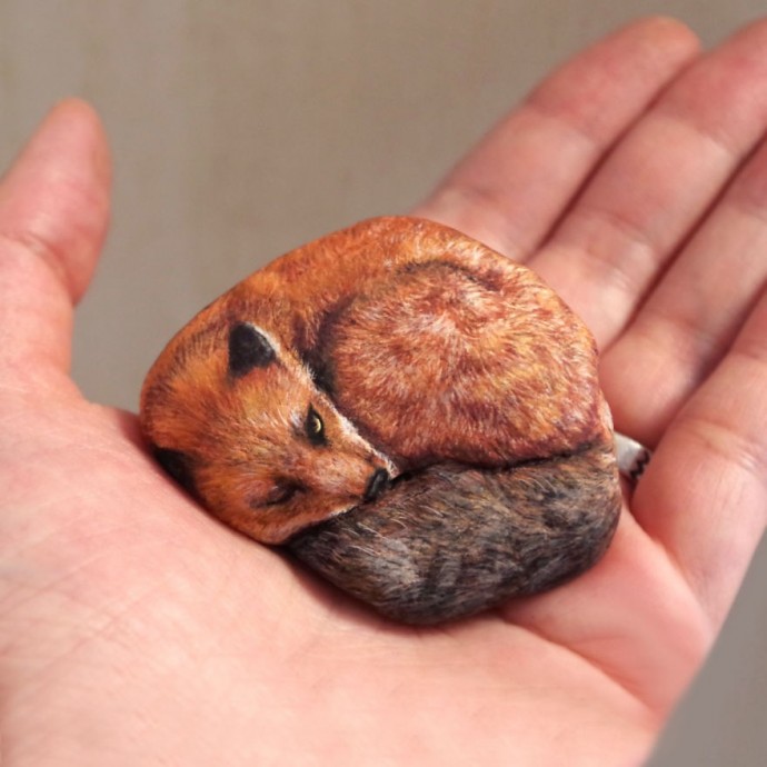 artist-transforms-found-stones-into-tiny-animals-that-fit-in-the-palm-of-your-hand-01-8