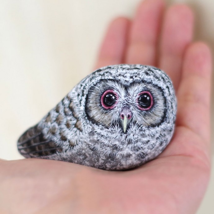 artist-transforms-found-stones-into-tiny-animals-that-fit-in-the-palm-of-your-hand-01-9