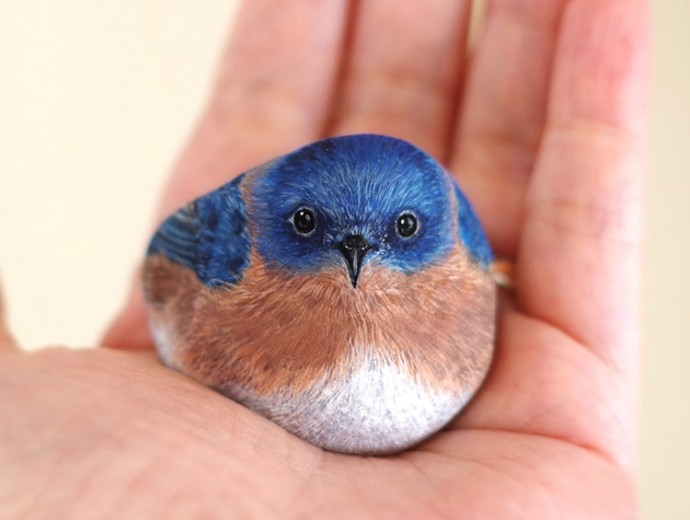 artist-transforms-found-stones-into-tiny-animals-that-fit-in-the-palm-of-your-hand-04
