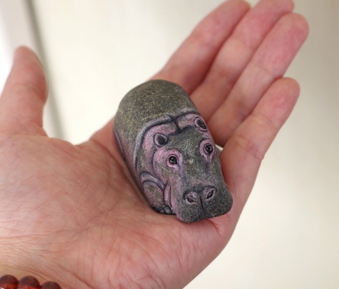 artist-transforms-found-stones-into-tiny-animals-that-fit-in-the-palm-of-your-hand-11