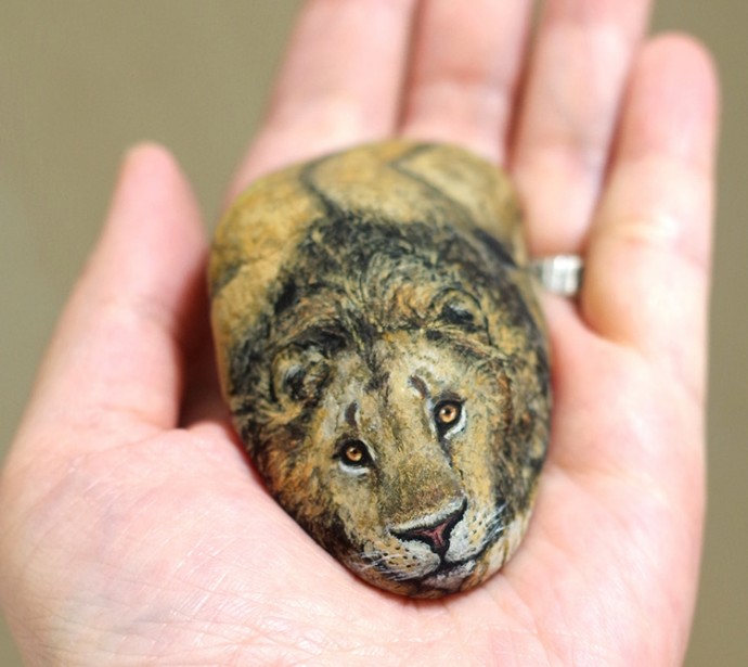 artist-transforms-found-stones-into-tiny-animals-that-fit-in-the-palm-of-your-hand-12