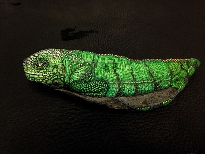 artist-transforms-found-stones-into-tiny-animals-that-fit-in-the-palm-of-your-hand-13