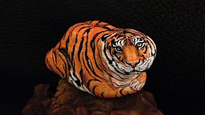artist-transforms-found-stones-into-tiny-animals-that-fit-in-the-palm-of-your-hand-18