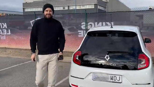 Pique keeps his word and arrives at the Kings League... driving a Twingo! | Marca