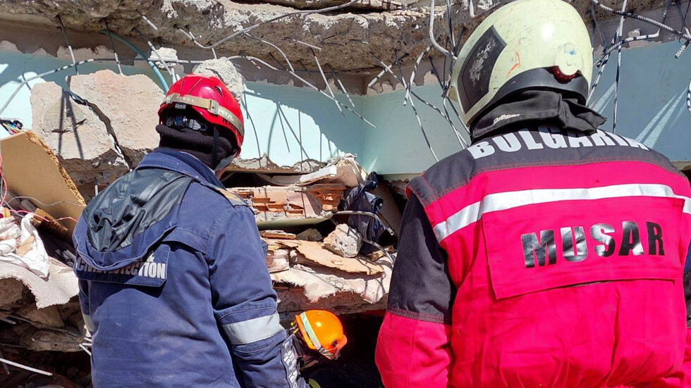 Български спасители извадиха 4-годишно дете и възрастен мъж от руините в  Турция (СНИМКИ) - Старият континент - Светът - Новините на NOVA - NOVA