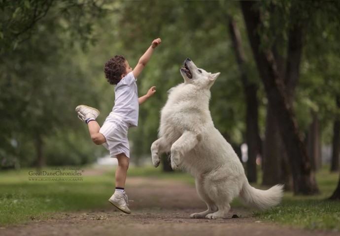 adorable-photo-series-shows-the-bond-between-little-kids-and-their-big-dogs-01