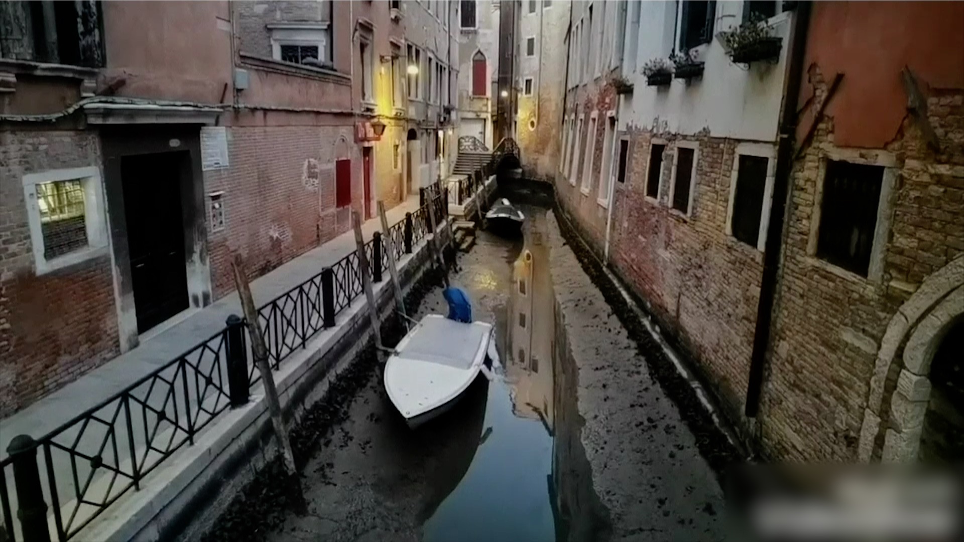 Exceptionally low tide leaves canals almost dry in Venice - CGTN