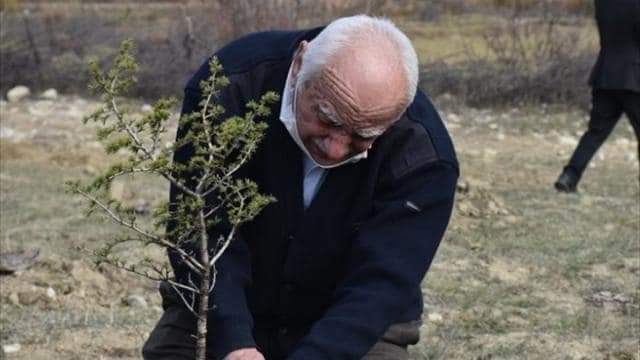 Хикмет Кая засажда дървета в Турция