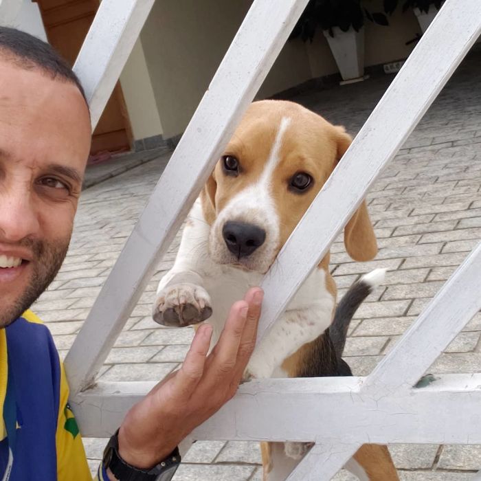 mailman-takes-adorable-selfies-with-every-animal-he-befriends-at-work-01