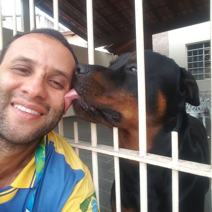 mailman-takes-adorable-selfies-with-every-animal-he-befriends-at-work-03