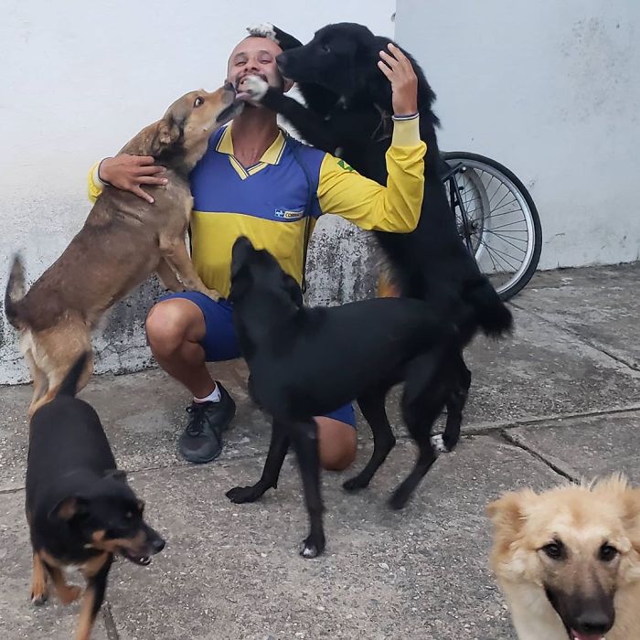 mailman-takes-adorable-selfies-with-every-animal-he-befriends-at-work-04