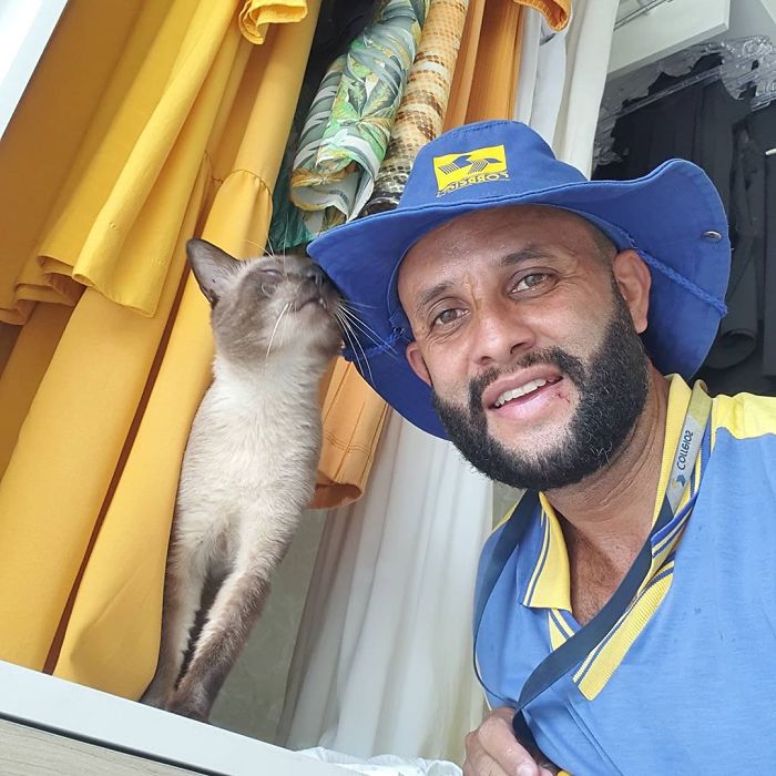 mailman-takes-adorable-selfies-with-every-animal-he-befriends-at-work-05