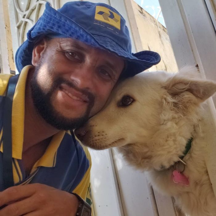 mailman-takes-adorable-selfies-with-every-animal-he-befriends-at-work-06