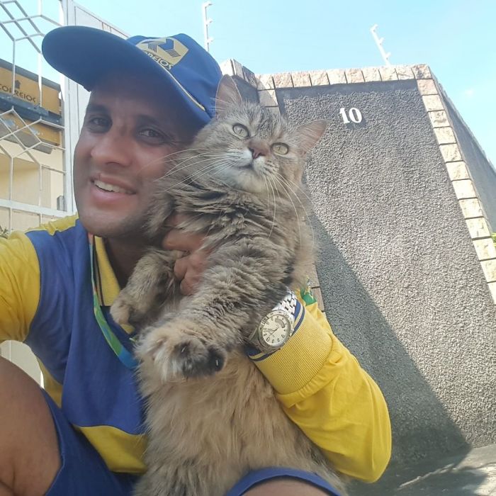mailman-takes-adorable-selfies-with-every-animal-he-befriends-at-work-07