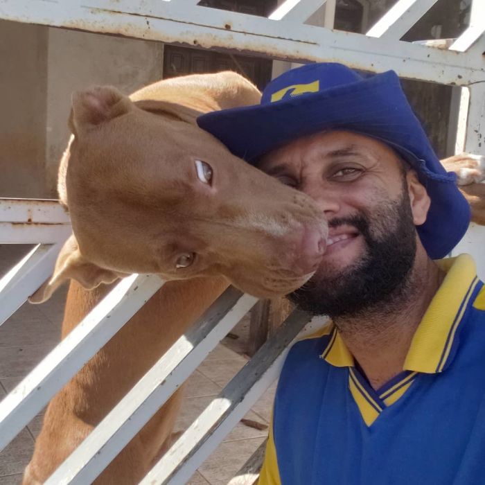 mailman-takes-adorable-selfies-with-every-animal-he-befriends-at-work-08