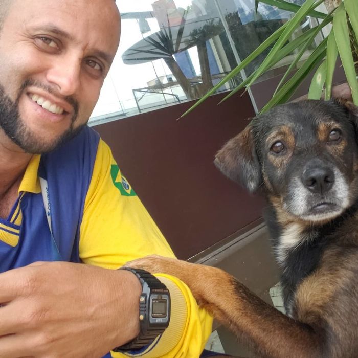 mailman-takes-adorable-selfies-with-every-animal-he-befriends-at-work-12