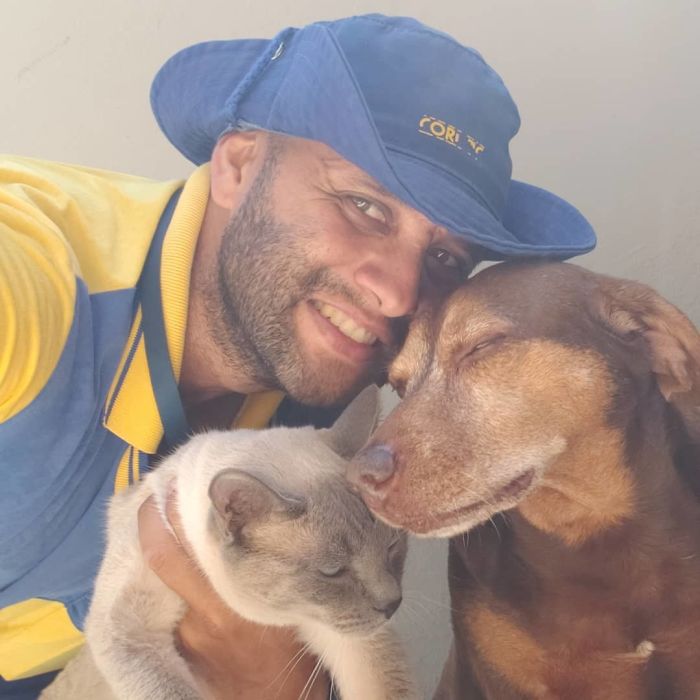 mailman-takes-adorable-selfies-with-every-animal-he-befriends-at-work-15