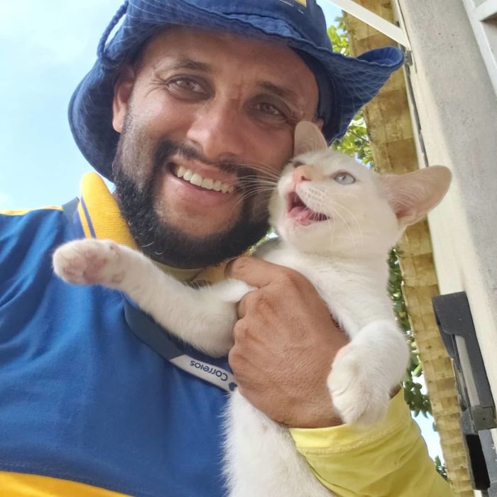mailman-takes-adorable-selfies-with-every-animal-he-befriends-at-work-19