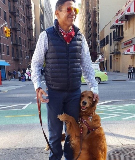meet-louboutina-the-golden-retriever-who-gives-hugs-to-literally-everyone-he-meets-03