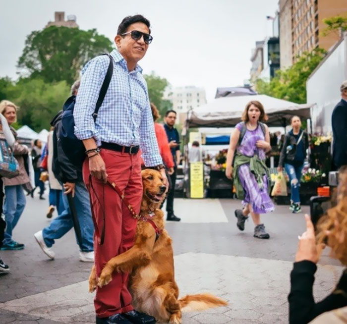 meet-louboutina-the-golden-retriever-who-gives-hugs-to-literally-everyone-he-meets-08