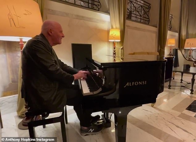 Anthony Hopkins, 85, receives rapturous applause for playing piano in a hotel lobby | Daily Mail Online