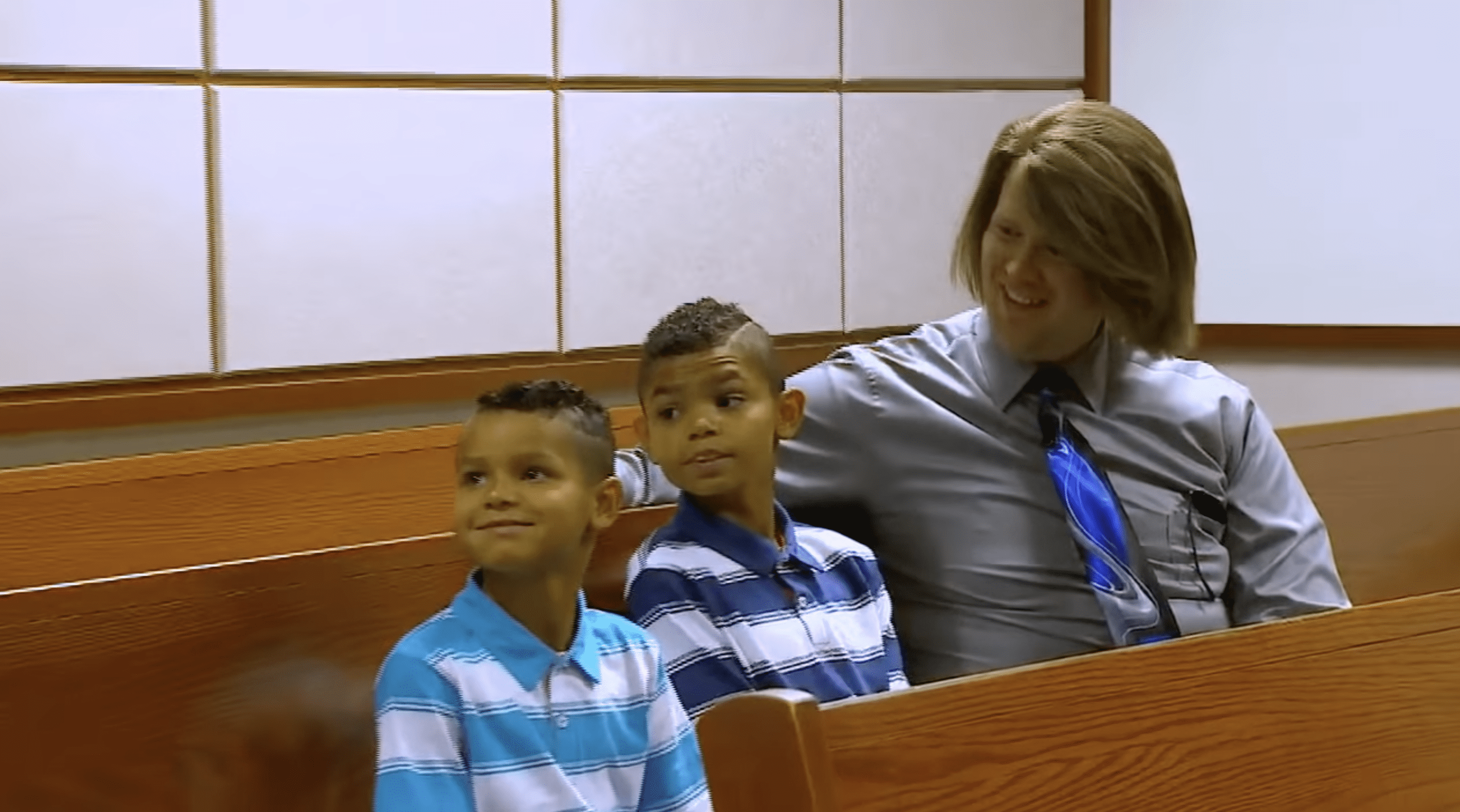 Ке'Лин и Тре в съдебната зала с техния осиновител, д-р Робърт Бек. | Снимка: YouTube.com/WFAA